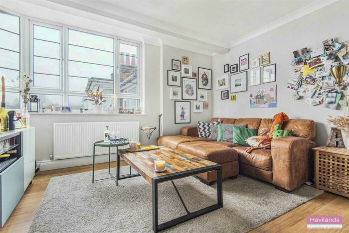 2 Bedroom Flat For Sale In Seymour Court, Winchmore Hill, N21