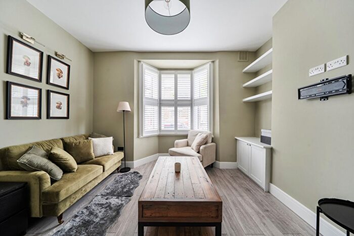 1 Bedroom Flat For Sale In Fourth Avenue, Queens Park, London, W10