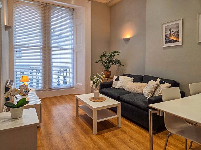 2 Bedroom Flat To Rent In Kensington Gardens Square, Bayswater, London, W2