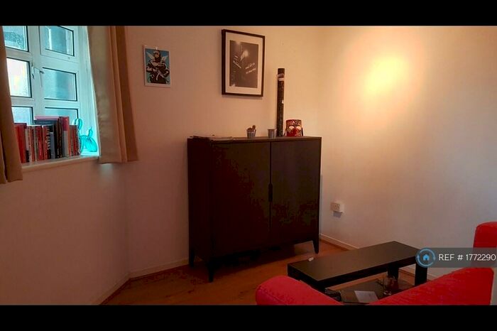 3 Bedroom Flat To Rent In Solent House, London, E1