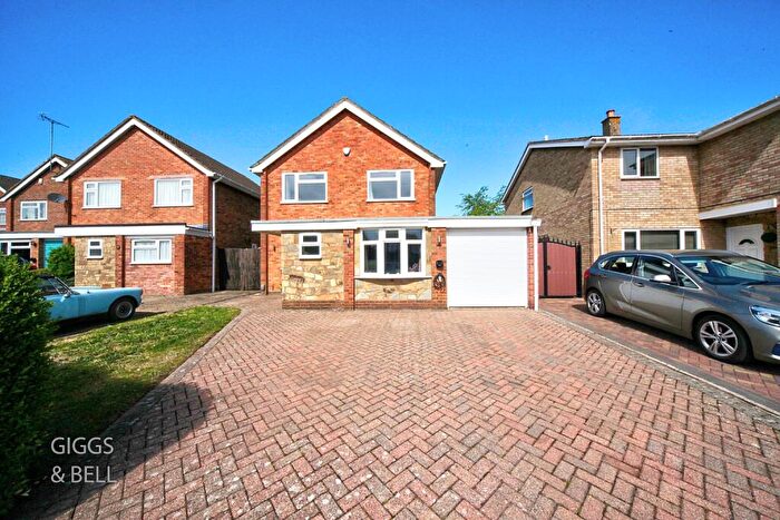 3 Bedroom Detached House For Sale In Hazelwood Close, Luton, Bedfordshire, LU2