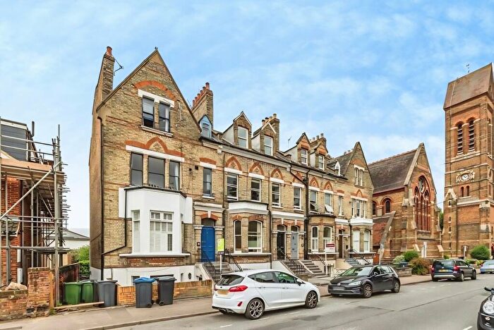 1 Bedroom Flat For Sale In St. Andrew's Road, Surbiton, KT6