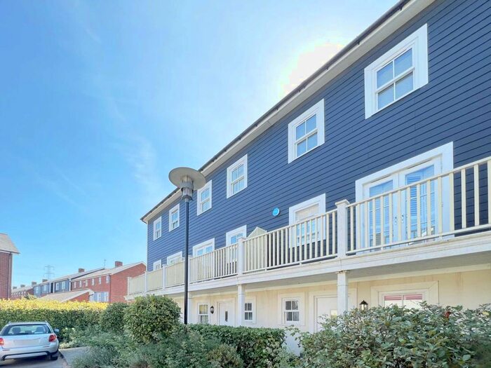 4 Bedroom Semi-Detached House To Rent In Westmount Close, Worcester Park, KT4