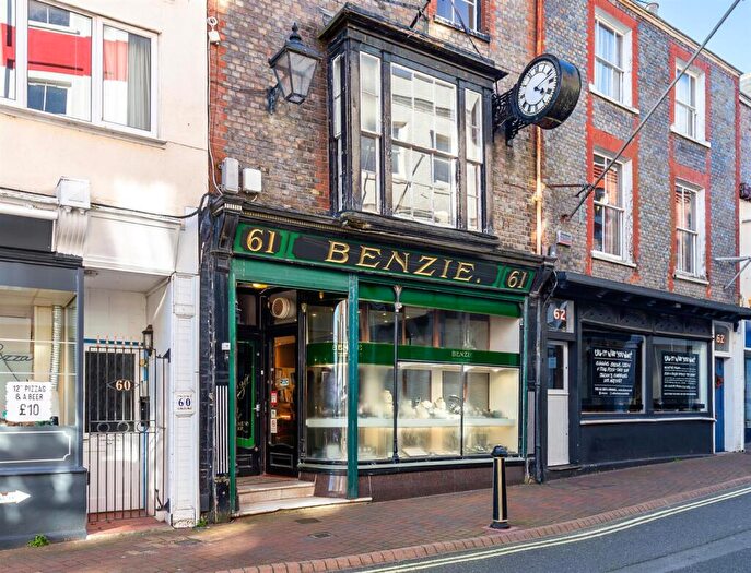 4 Bedroom Town House For Sale In Retail Opportunity With Accomodation - High Street, Cowes, PO31