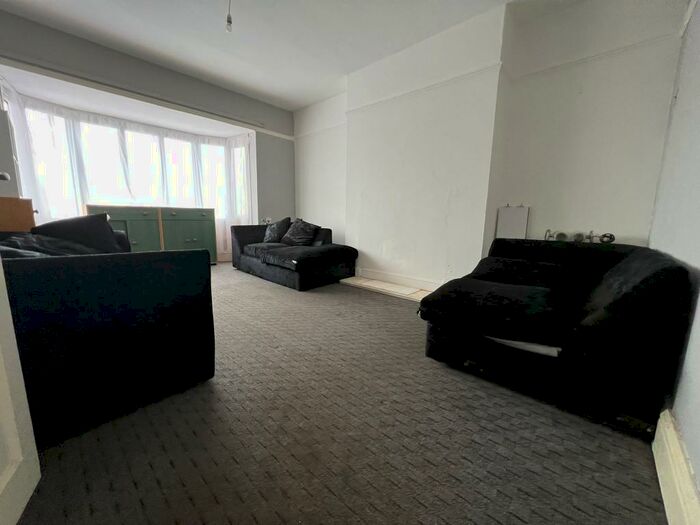 2 Bedroom Flat To Rent In Yardley Wood Road, Billesley, Birmingham, B13