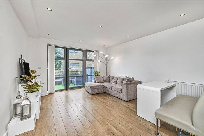 2 Bedroom Flat For Sale In Oldridge Road, London, SW12