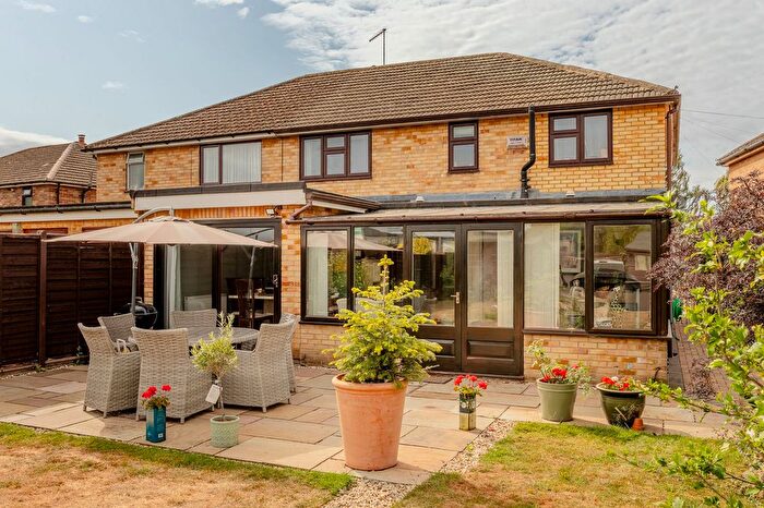 6 Bedroom Semi-detached House For Sale In Benmead Road, Kidlington, OX5