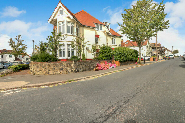 1 Bedroom Flat To Rent In Beach Avenue, Leigh-on-sea, SS9