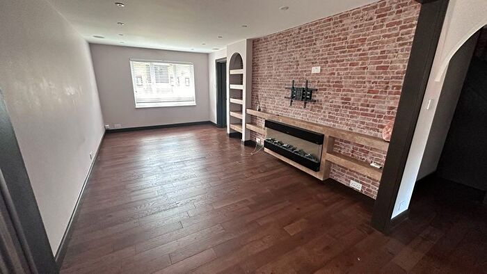 3 Bedroom Maisonette For Sale In Kingfisher Way, London, NW10