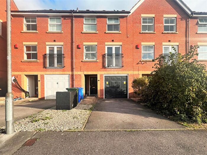 4 Bedroom Town House For Sale In Willow Drive, Brough, HU15