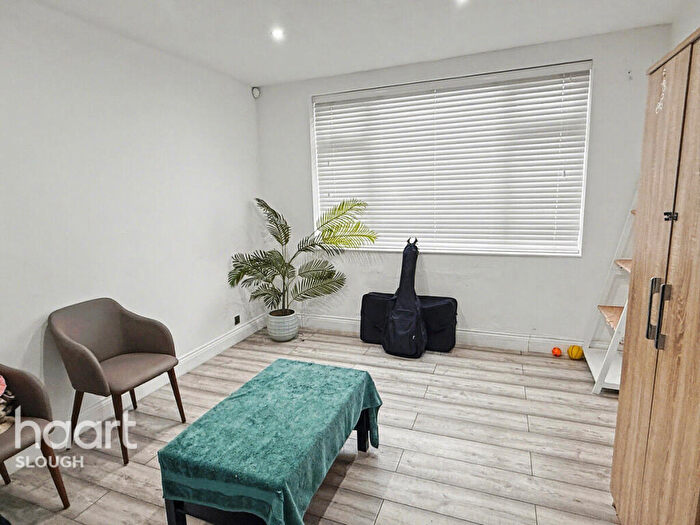 3 Bedroom Terraced House For Sale In Perryman Way, Slough, SL2