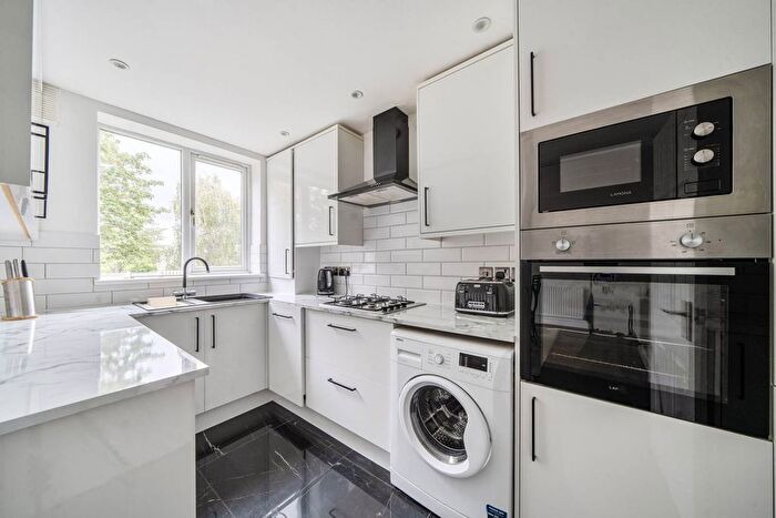 2 Bedroom Flat For Sale In Amherst Road, Ealing, London, W13