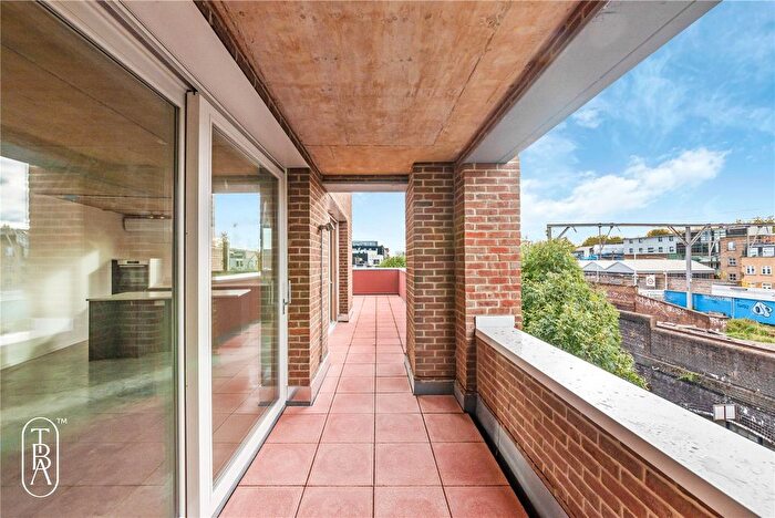 3 Bedroom Flat To Rent In London Lane, London, E8