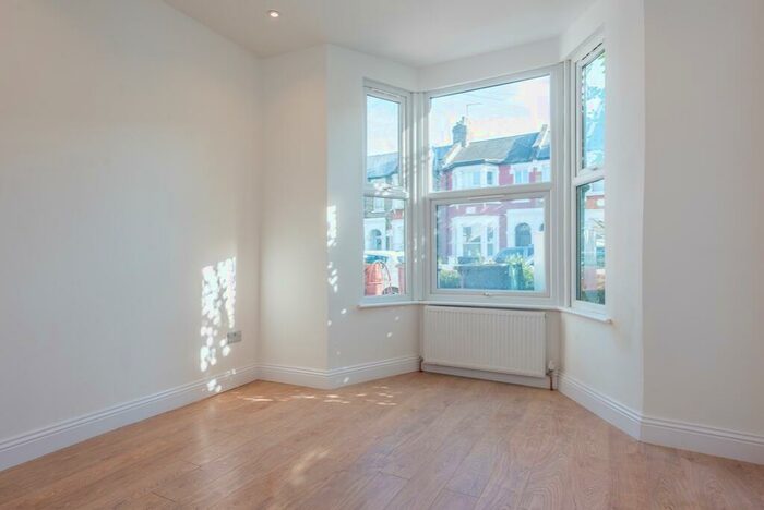1 Bedroom Flat To Rent In Harringay Road, N15