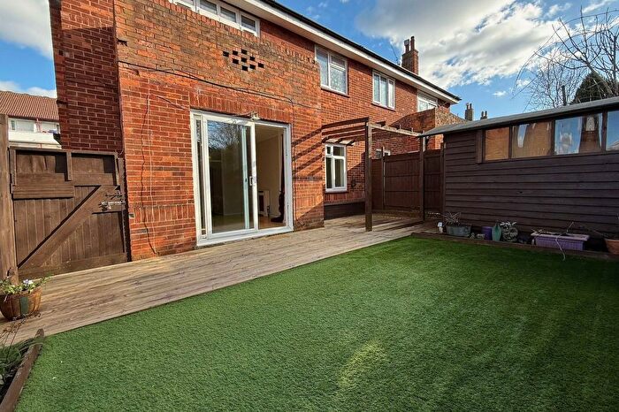 2 Bedroom Flat To Rent In Wydeville Manor, Grove Park, SE12