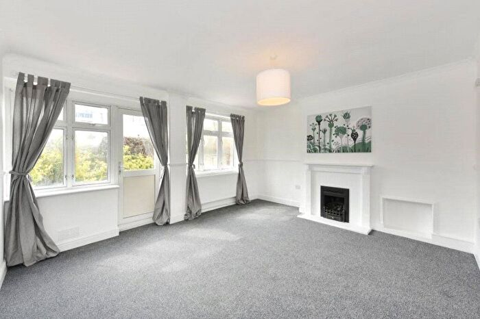 3 Bedroom Maisonette To Rent In Rosefield Gardens, London, E14