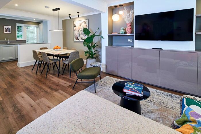 3 Bedroom Flat To Rent In Cheval Place, Knightsbirdge, SW7