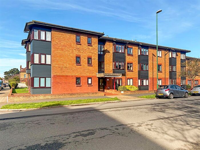 1 Bedroom Flat For Sale In Fitzalan Road, Littlehampton, BN17