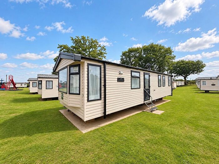 3 Bedroom Mobile/park Home For Sale In Scotchells Brook Lane, Sandown, PO36