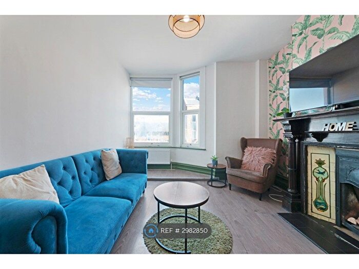2 Bedroom Flat To Rent In Askew Road, London, W12