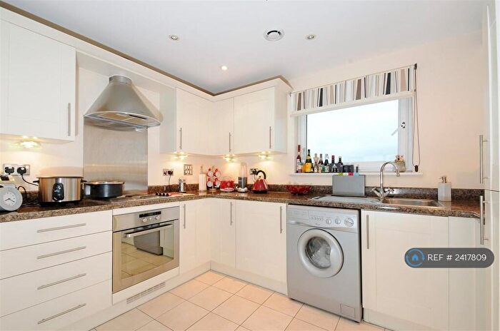 2 Bedroom Flat To Rent In Fenbridge House, Redhill, RH1