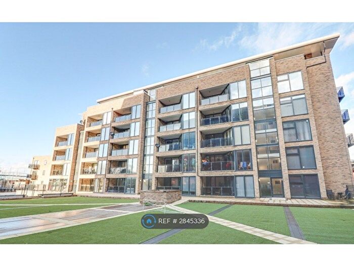 2 Bedroom Flat To Rent In Pullman Square, Grays, RM17