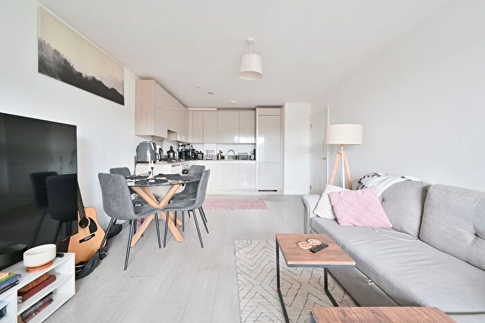 1 Bedroom Flat To Rent In Dome Mews, Watford, WD25