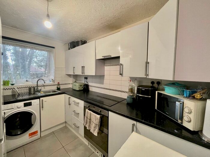 2 Bedroom Flat To Rent In The Oaks, Southampton, SO19