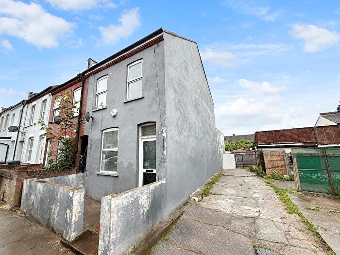 2 Bedroom End Of Terrace House To Rent In Butlin Road, Luton, LU1
