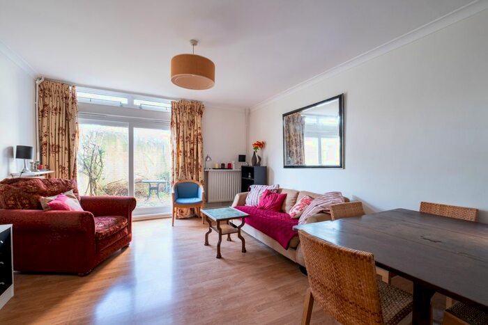 2 Bedroom Flat To Rent In Cedars Road, London, SW4