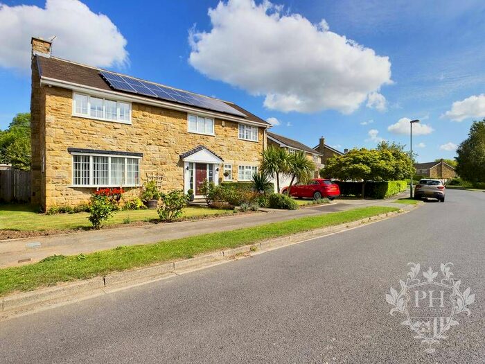 3 Bedroom Detached House For Sale In Grey Towers Drive, Nunthorpe, TS7