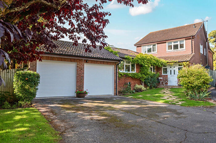4 Bedroom Detached House For Sale In Pine Close, South Wonston, Winchester, Hampshire, SO21