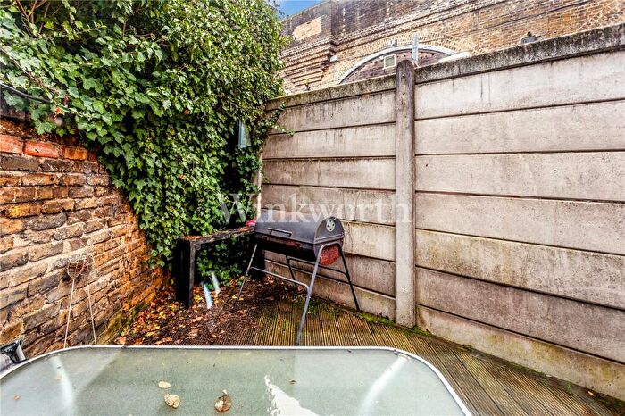 Studio To Rent In Finchley Road, London, NW11