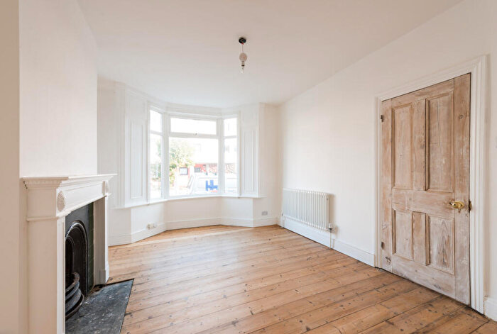 3 Bedroom House To Rent In West Road Stratford, E15
