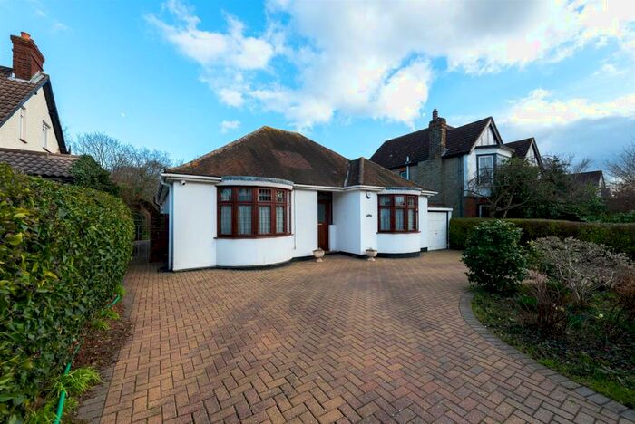 3 Bedroom Detached Bungalow To Rent In Glenesk Road, London, SE9