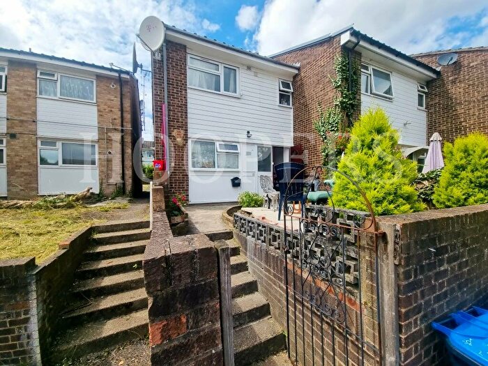 1 Bedroom Flat For Sale In Mascotts Close, London, NW2