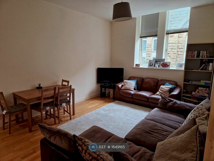 2 Bedroom Flat To Rent In Fountain Street, Leeds, LS27