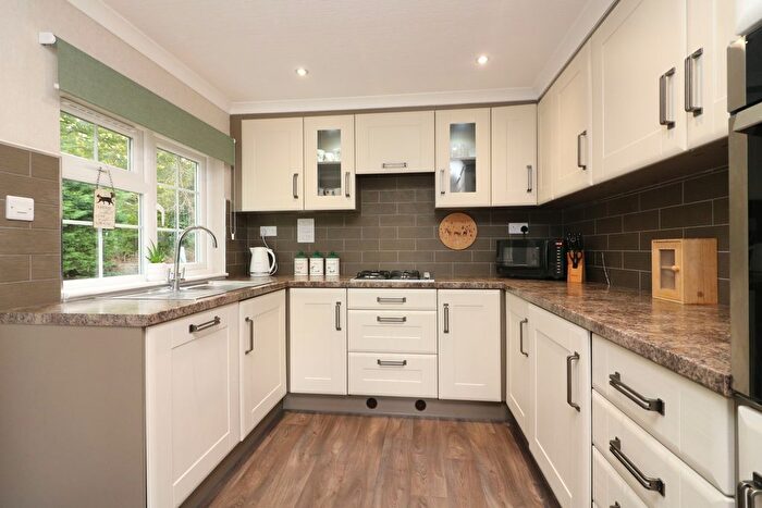 2 Bedroom Mobile/park Home For Sale In Burnham Green Road, Welwyn, AL6