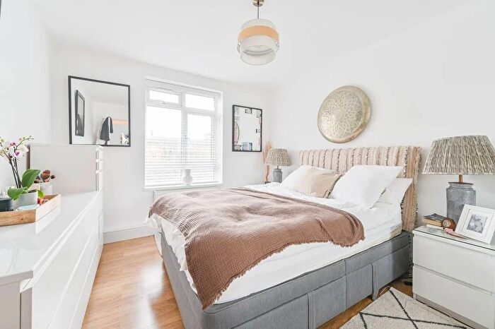 2 Bedroom Flat To Rent In Tillotson Court, Wandsworth Road, London, SW8