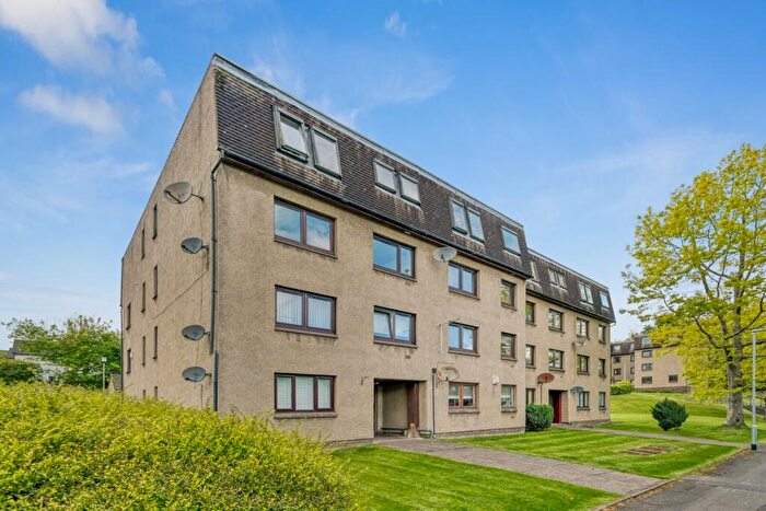 2 Bedroom Apartment To Rent In Fortingall Avenue, Flat -, North Kelvinside, Glasgow, G12