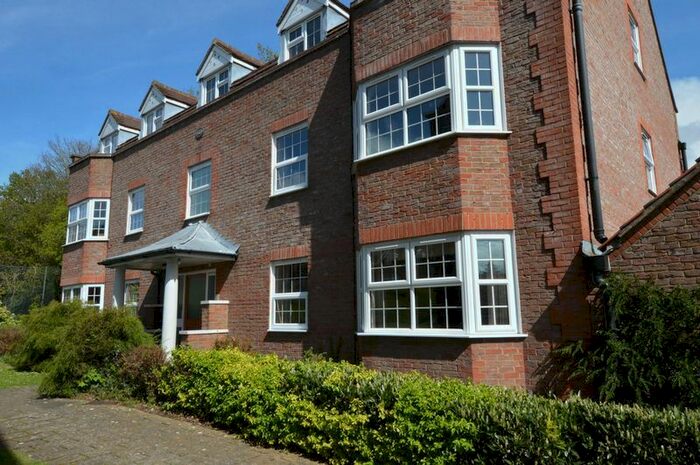 2 Bedroom Flat To Rent In York Mews, Alton GU34