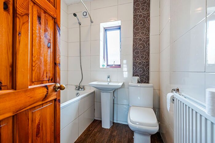 3 Bedroom Terraced House For Sale In Ravens Croft, Dewsbury, WF13