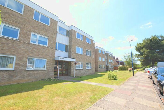 2 Bedroom Flat To Rent In Woodhaven Gardens, Barkingside, Ilford, IG6