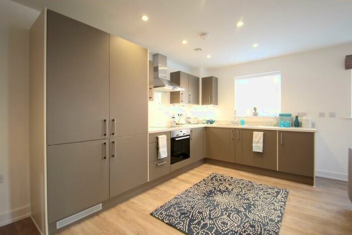 1 Bedroom Maisonette To Rent In Turnpike Lane, RH12