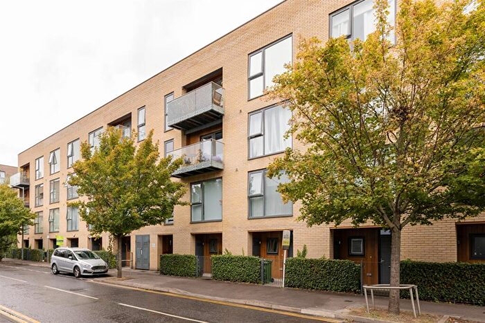 2 Bedroom Apartment For Sale In Hickman Avenue, Highams Park, E4
