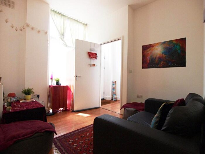 2 Bedroom Flat To Rent In Kings Terrace, Camden, London, NW1