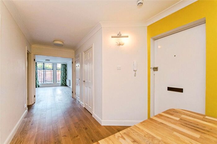 2 Bedroom Flat For Sale In Fore Street, Exeter, Devon, EX4