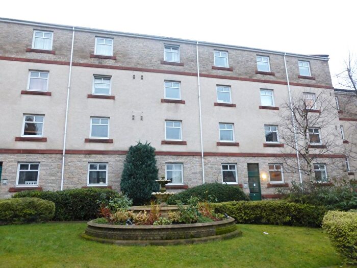 2 Bedroom Flat To Rent In Sinclair Close, Slateford, Edinburgh, EH11