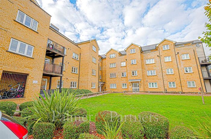 3 Bedroom Flat To Rent In Clarendon Way, Colchester, Essex, CO1