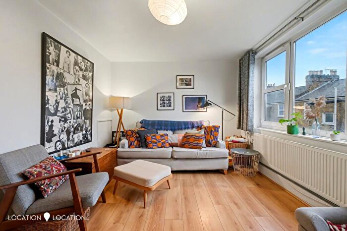 2 Bedroom Maisonette For Sale In Cressington Close, London, N16